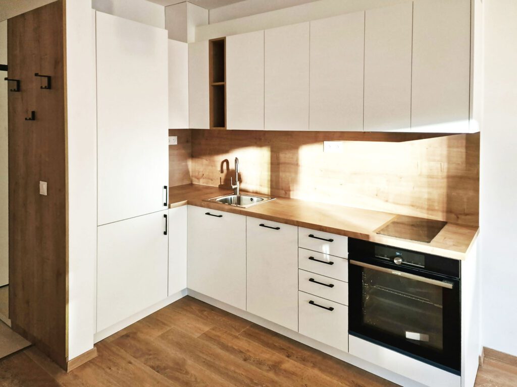 Moderná biela kuchyňa s hnedou zástenou
