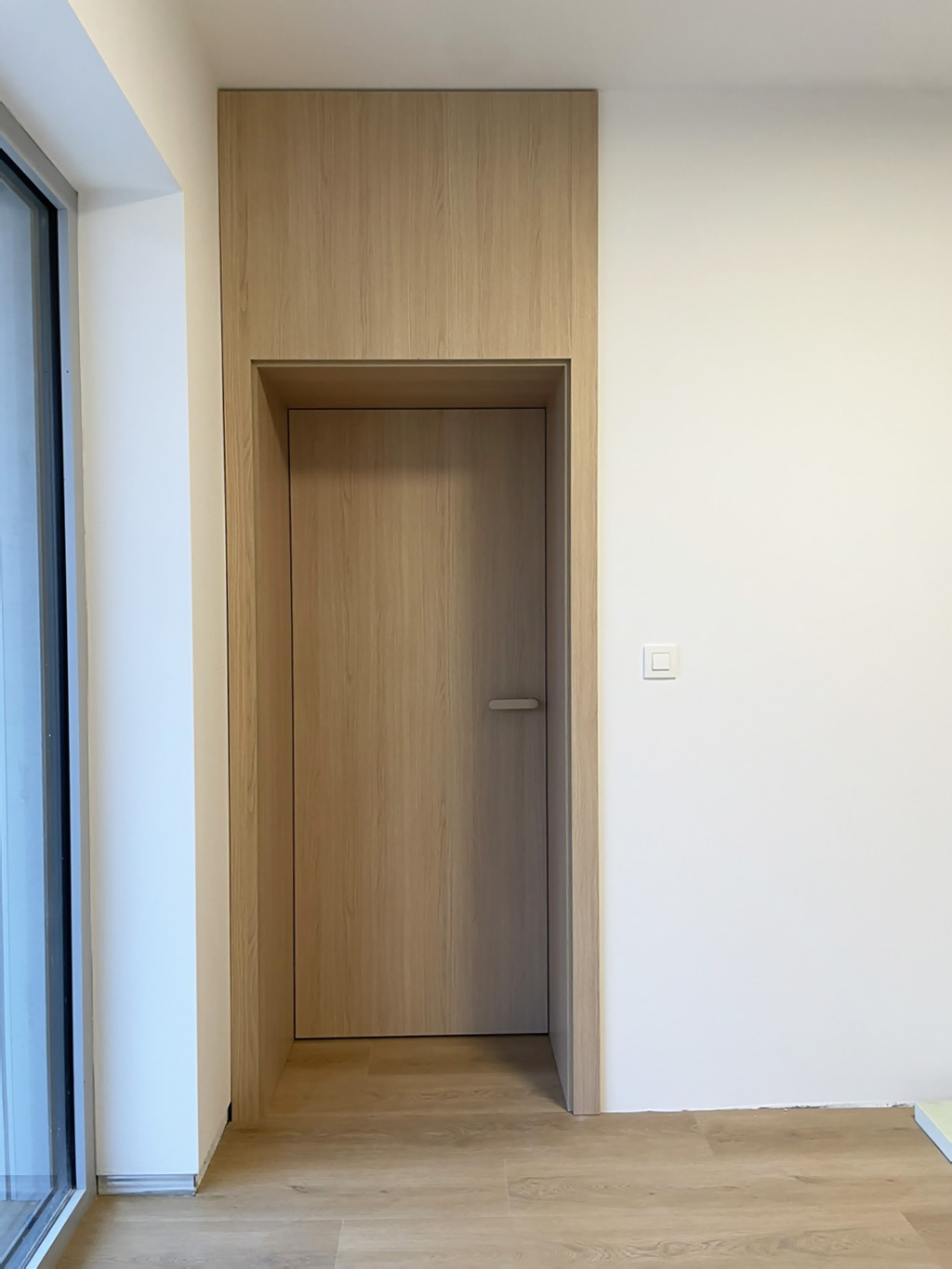 Skryté biele dvere v obklade