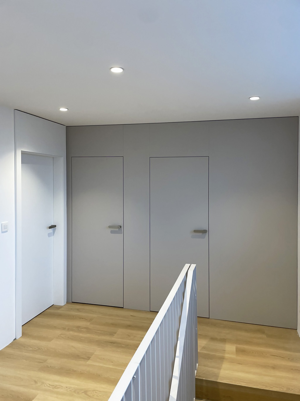 Bezfalcové skryté biele dvere v obklade, Bratislava Dúbravka