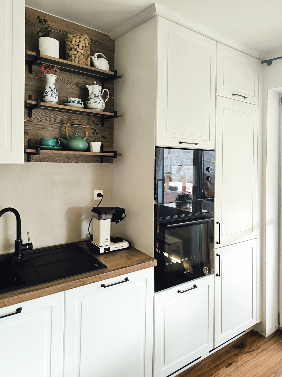 Rustikálna biela kuchynská linka s drevenými doplnkami