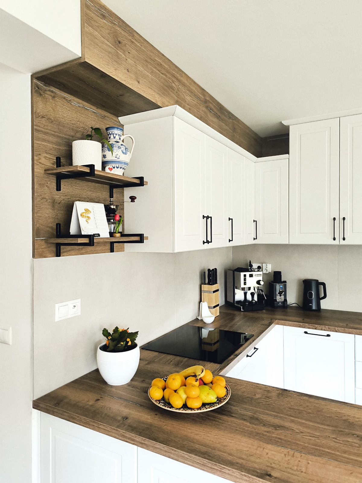 Rustikálna biela kuchynská linka s drevenými doplnkami