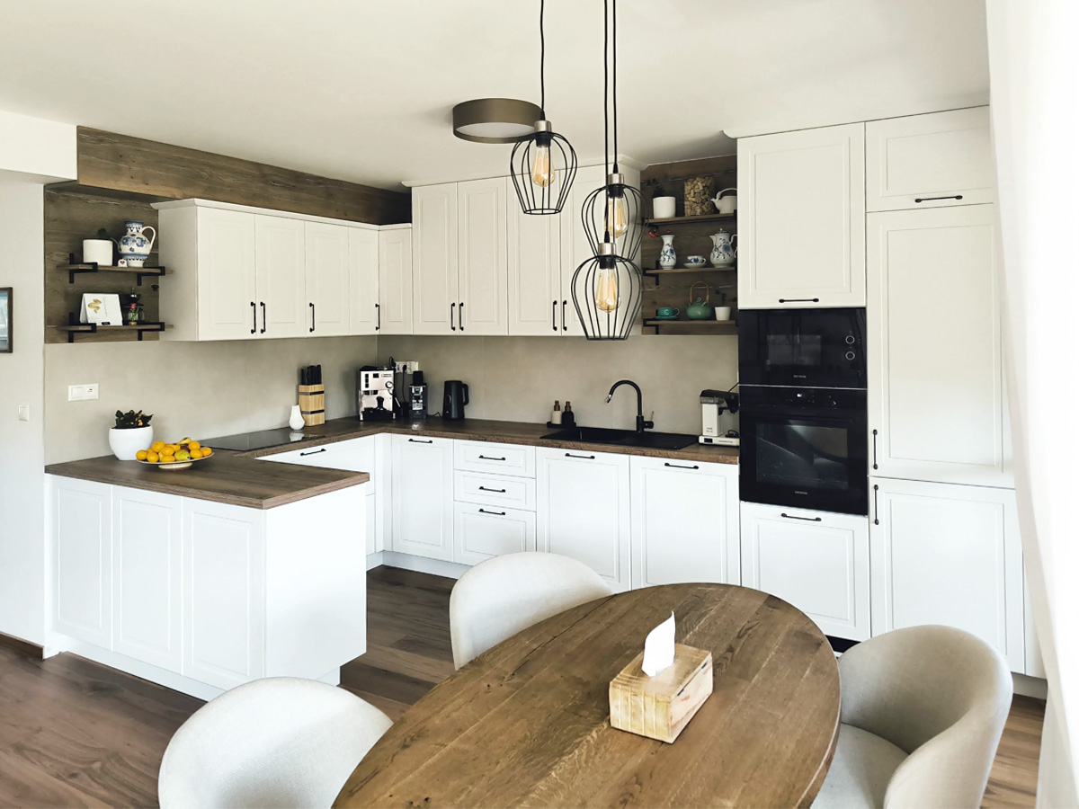 Rustikálna biela kuchynská linka