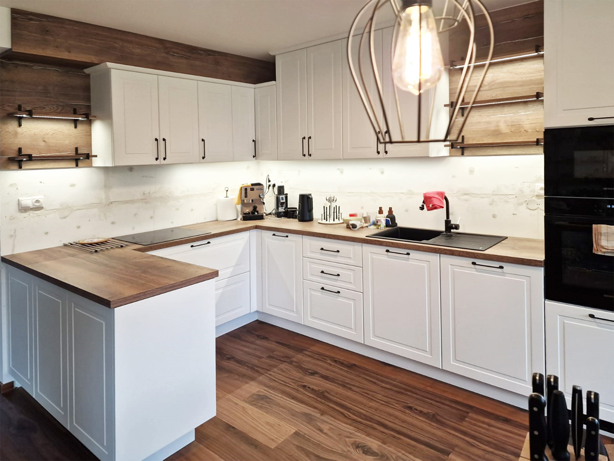 Rustikálna biela kuchynská linka s drevenými doplnkami