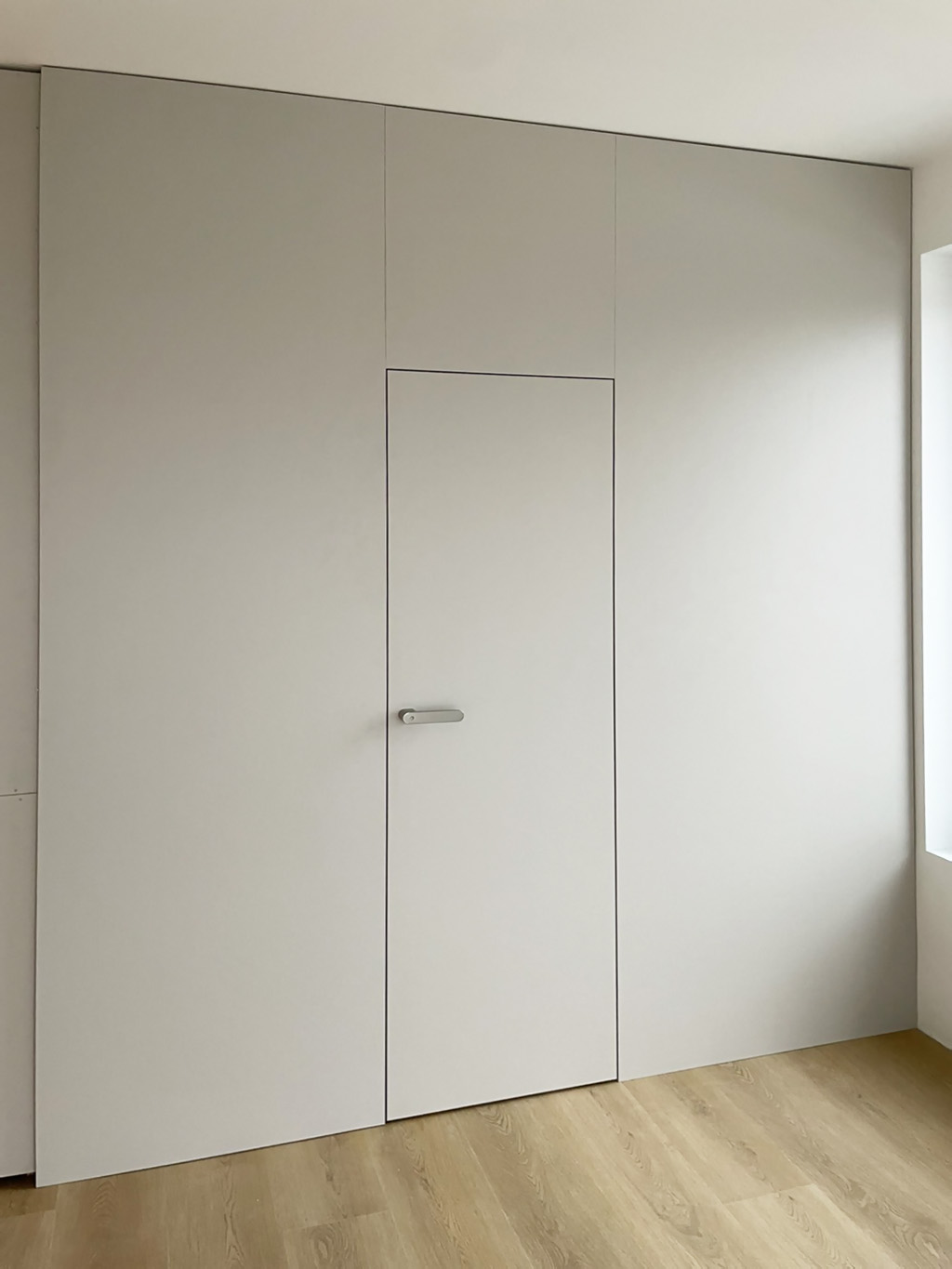 Skryté biele dvere v obklade