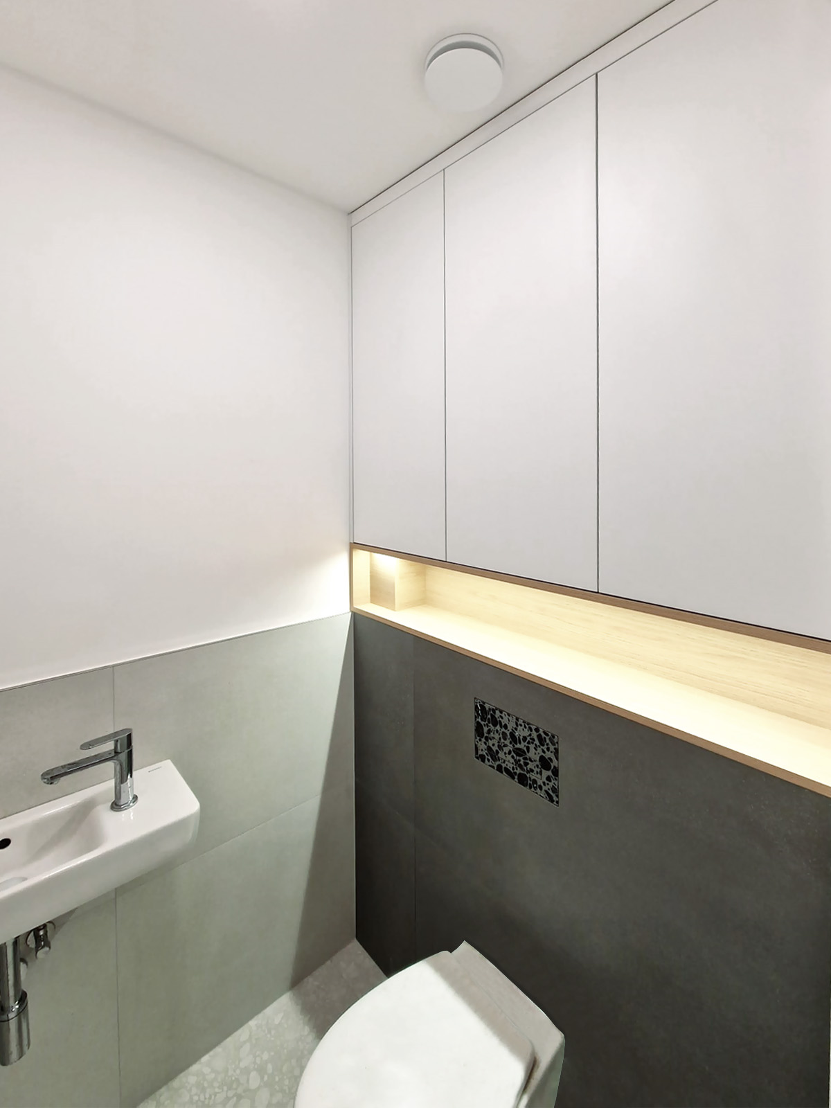 Biele skrinky a odkladací priestor na toalete