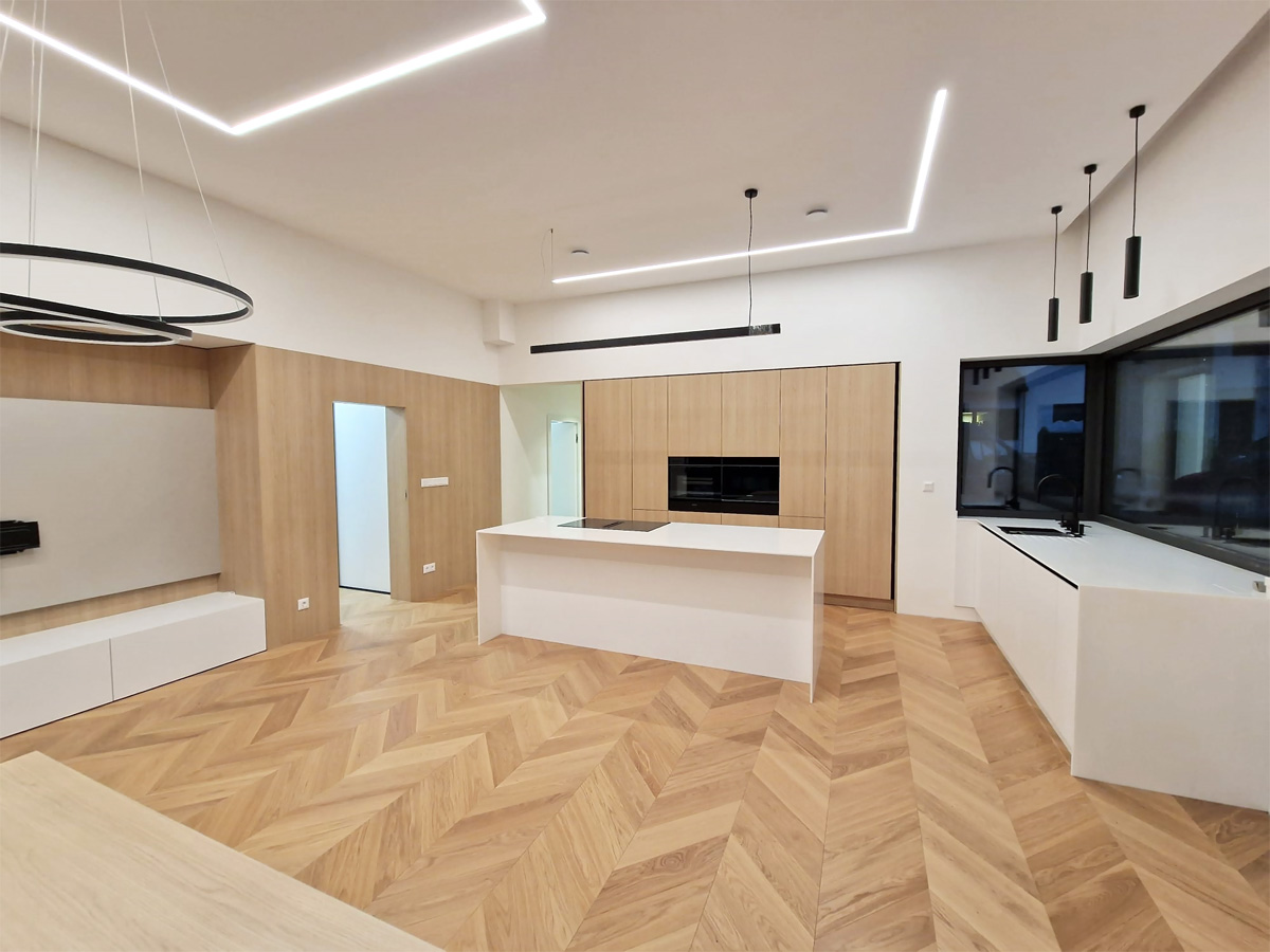 Dokonalá hnedá obývačka s bielou kuchyňou