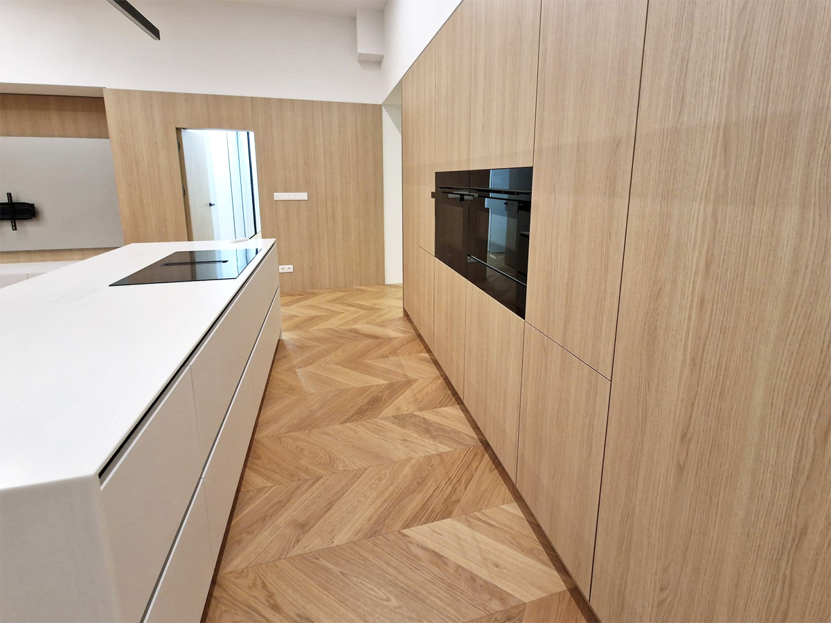 Dokonalá hnedá obývačka s bielou kuchyňou