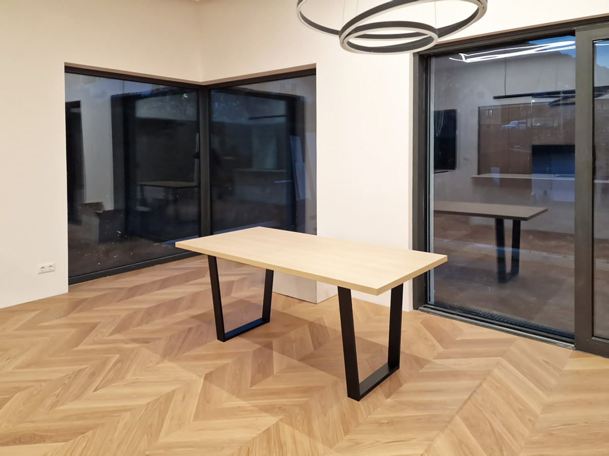 Dokonalá hnedá obývačka s bielou kuchyňou