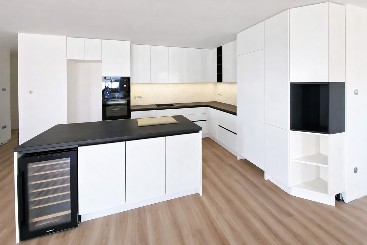 Moderná biela kuchyňa s vínnym chladičom