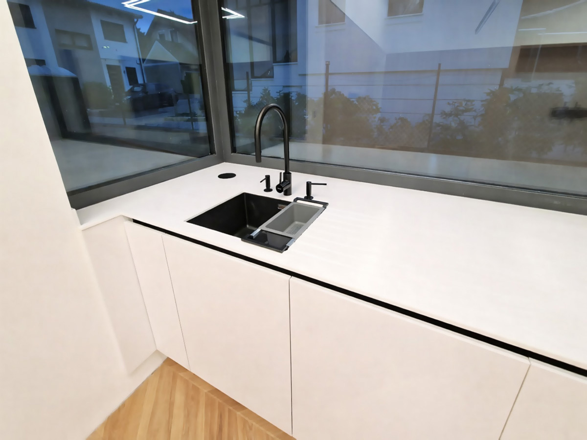 Dokonalá hnedá obývačka s bielou kuchyňou