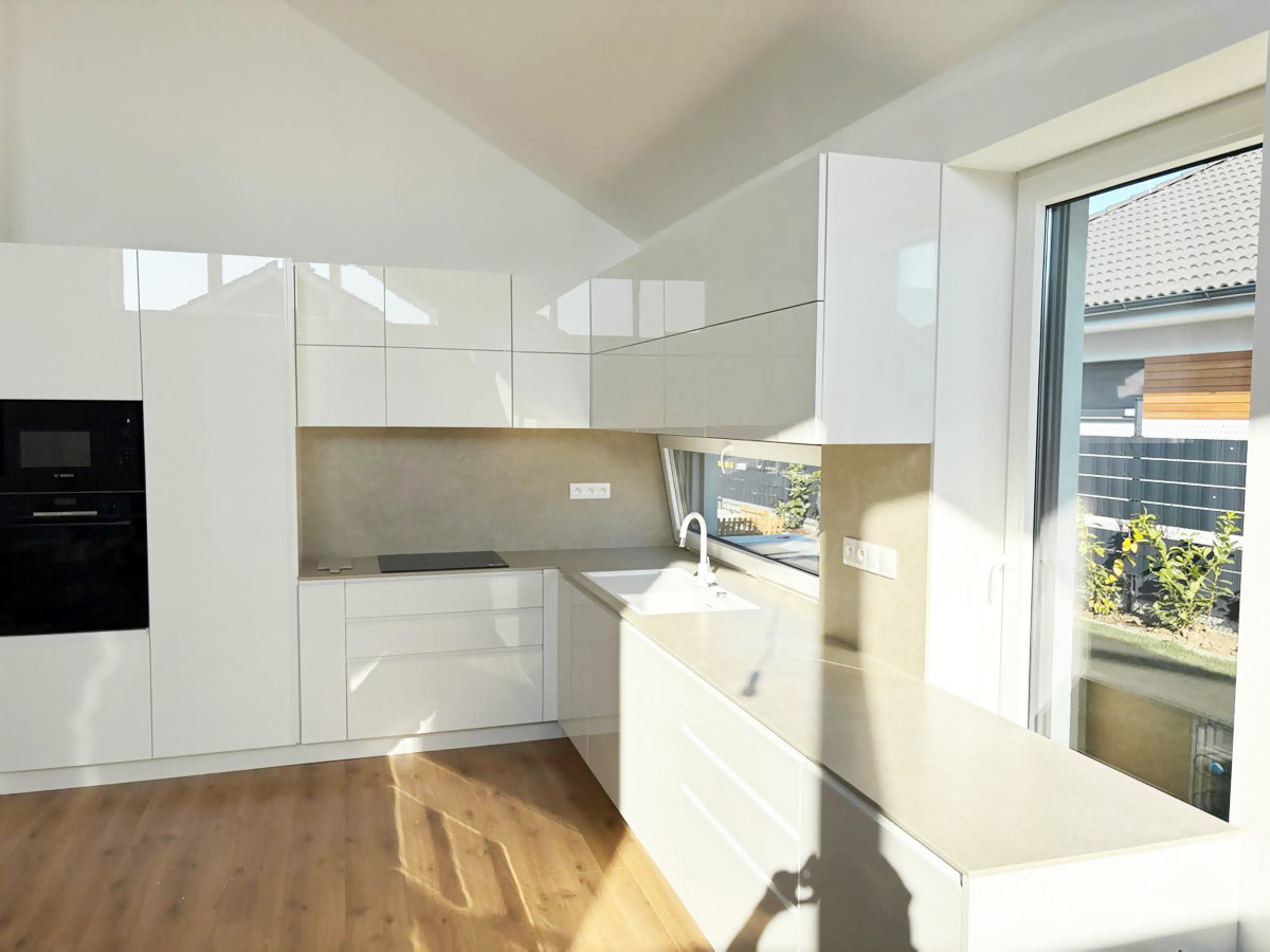 Nový dom, kuchyňa a obývačka