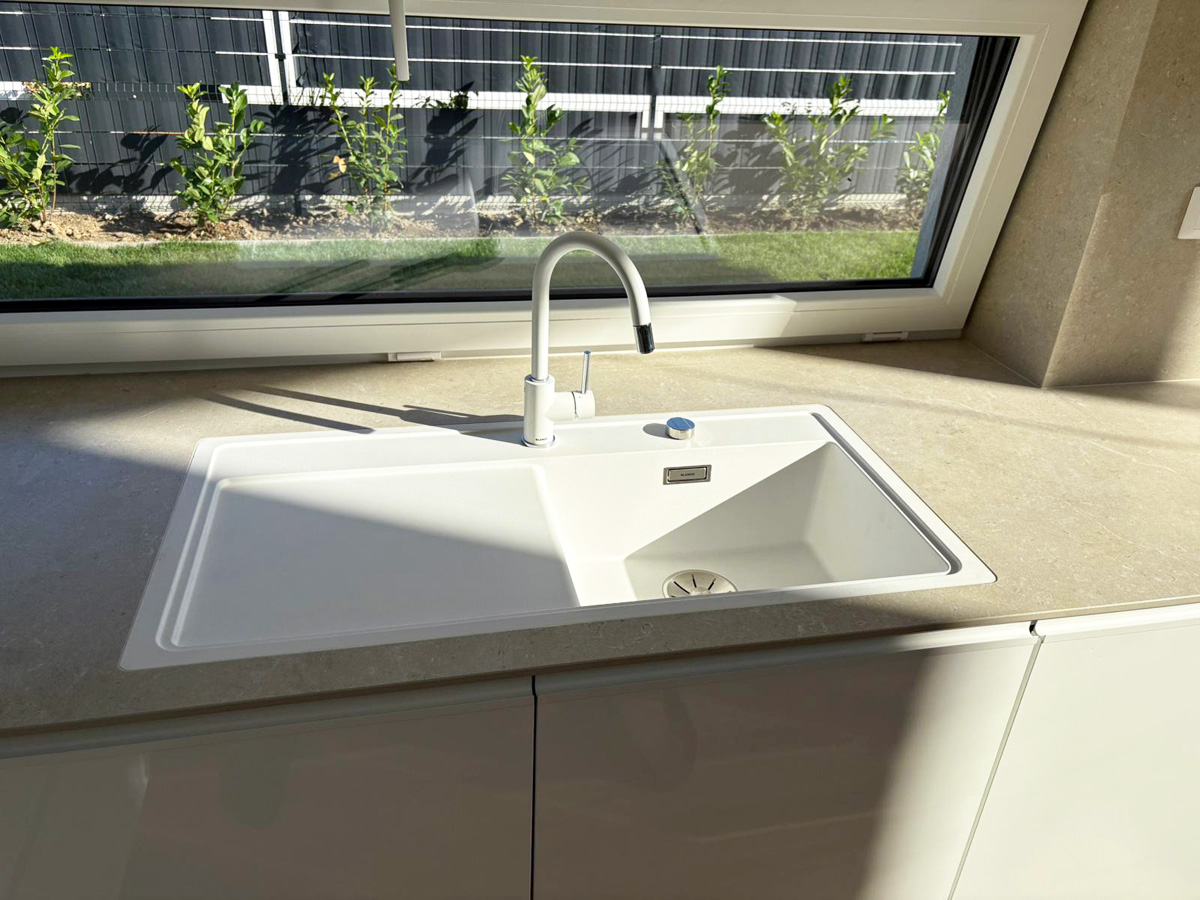 Nový dom s kuchyňou a obývačkou na mieru