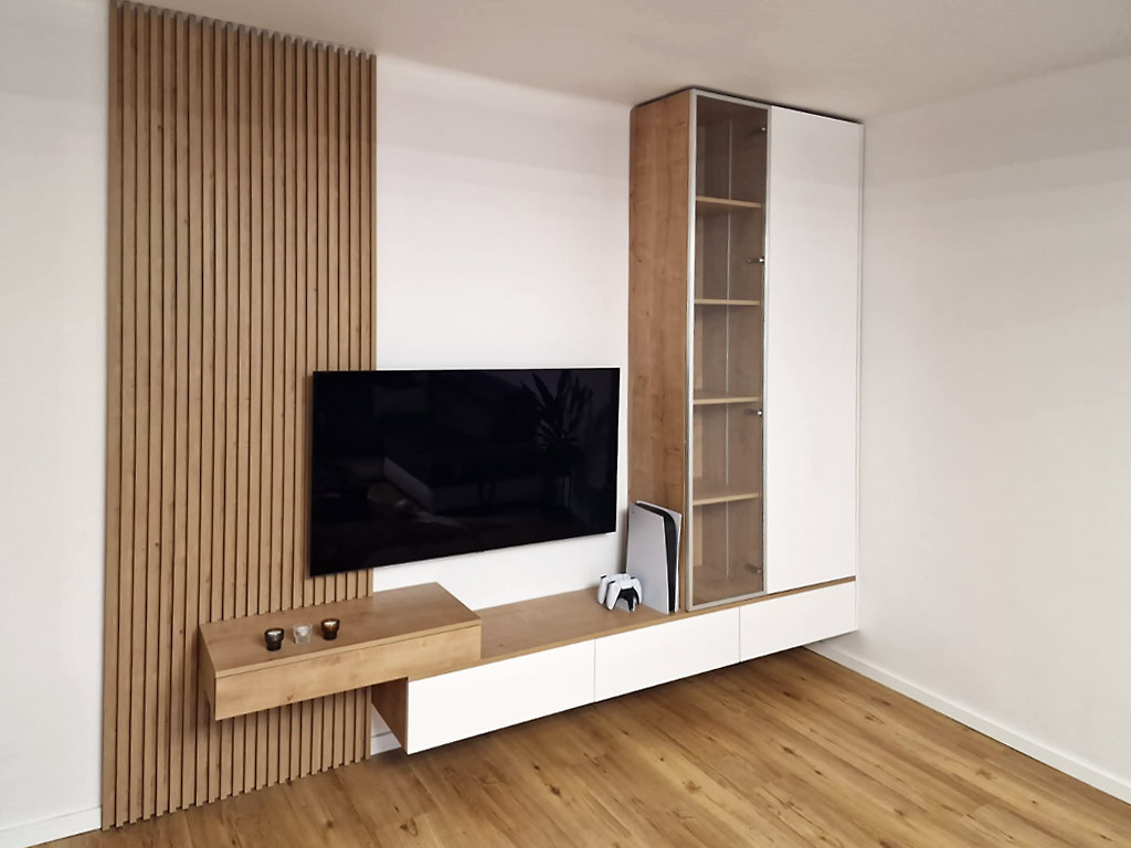 Obývacia stena a pracovný stolík, dekoracne lamely