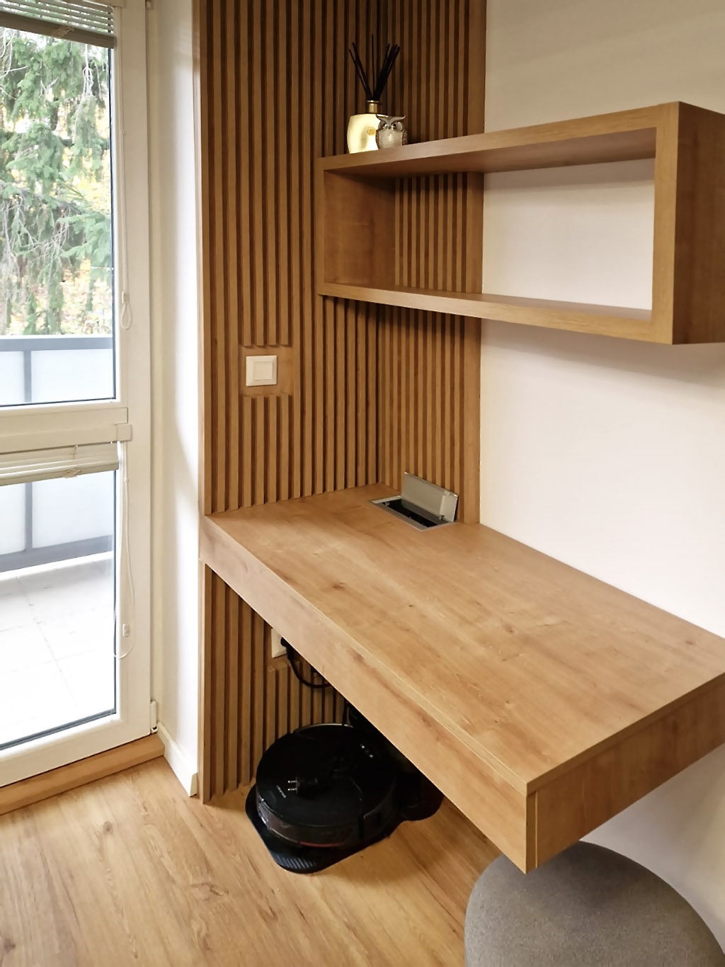 Obývacia stena a pracovný stolík