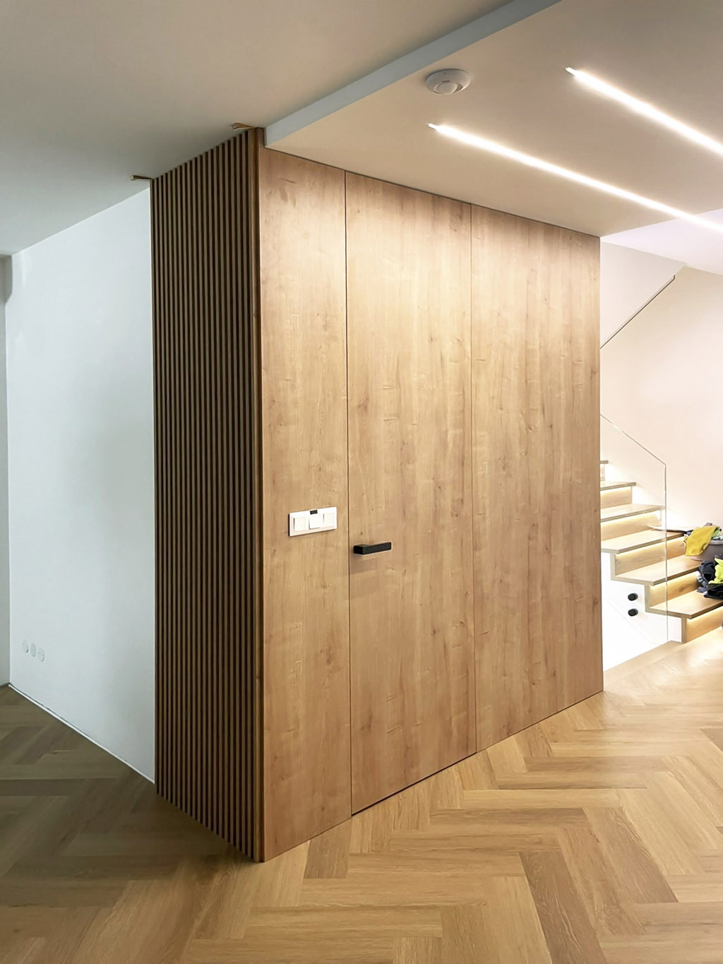 Stena so skrytými dverami po strop