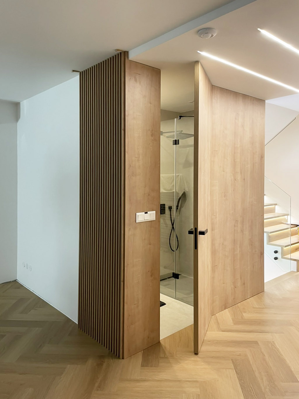 Stena so skrytými dverami po strop