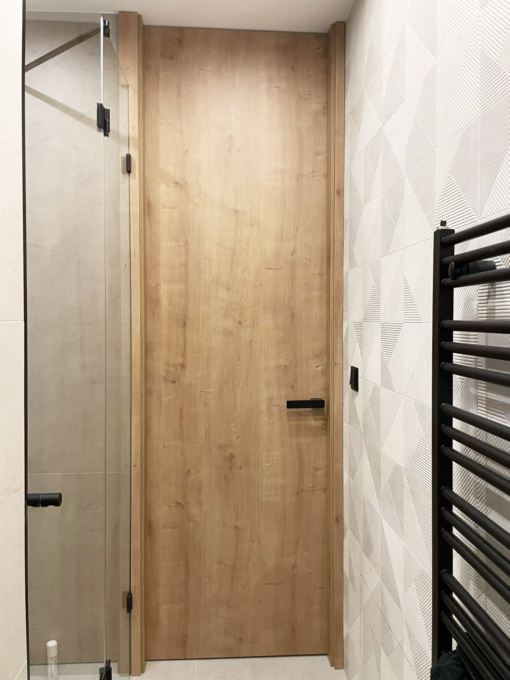 Stena so skrytými dverami po strop