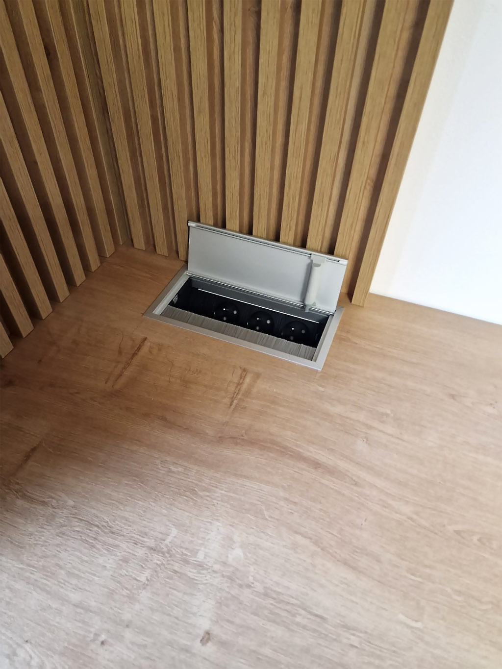 Obývacia stena a pracovný stolík