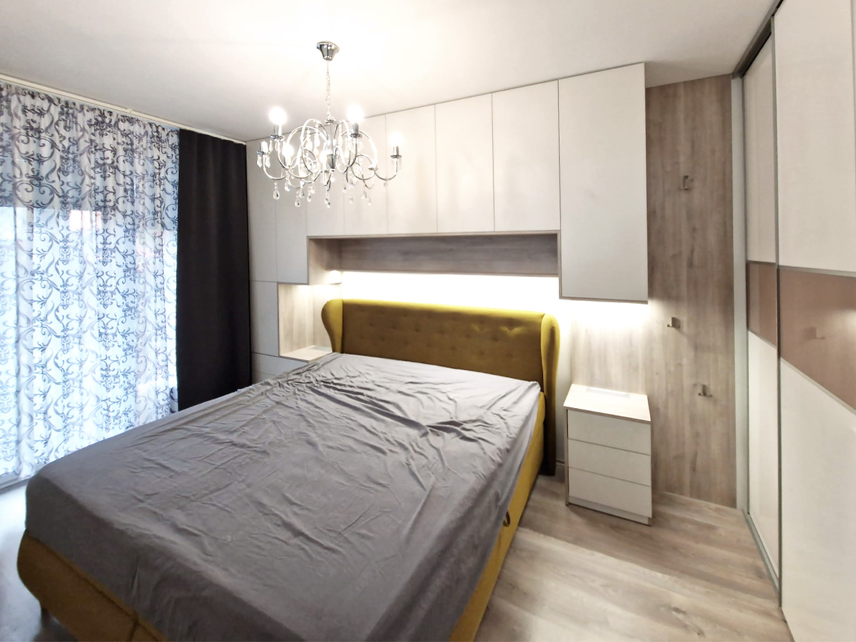 Stena z nábytku na mieru nad posteľ