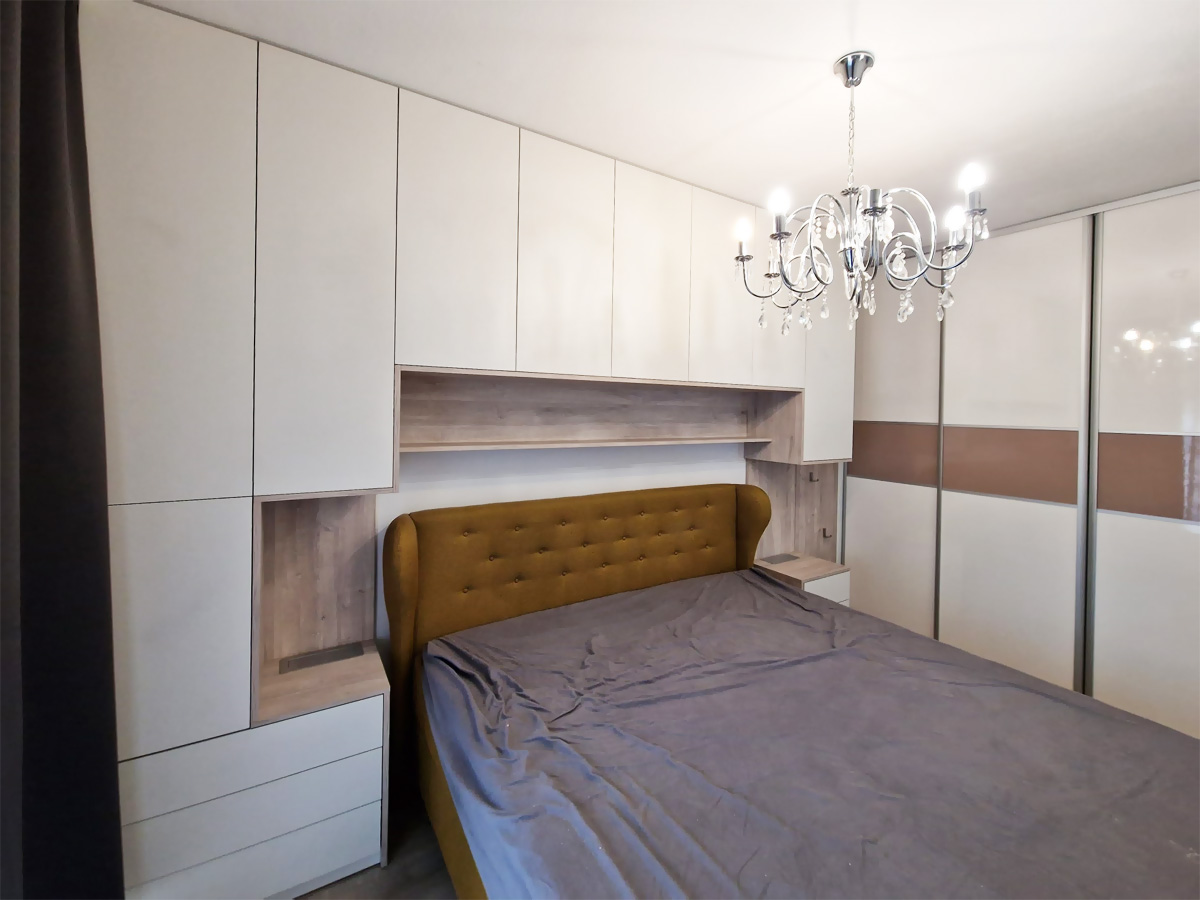 Stena z nábytku na mieru nad postel