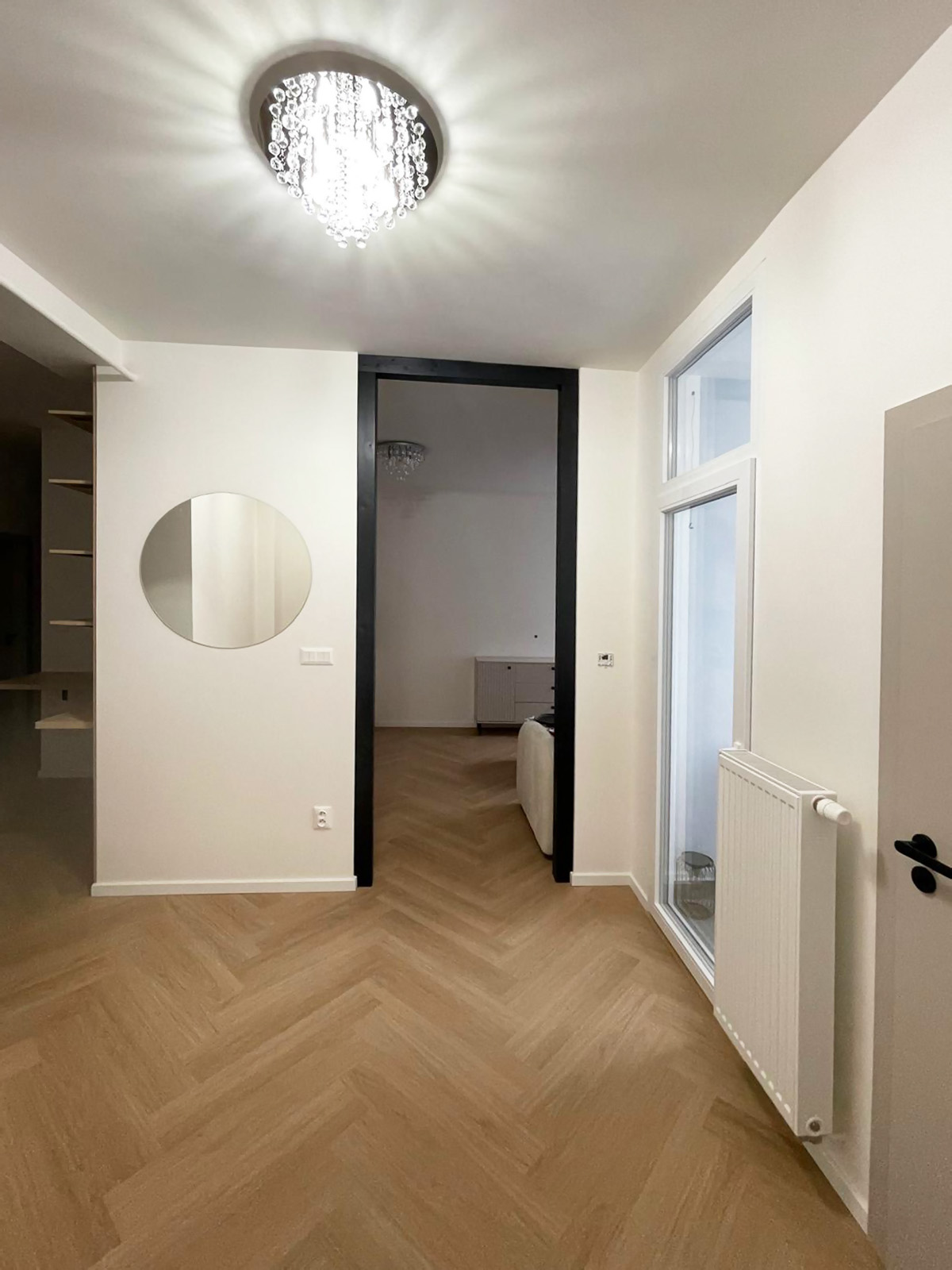Moderný interiér s podlahou, dvermi a nábytkom na mieru